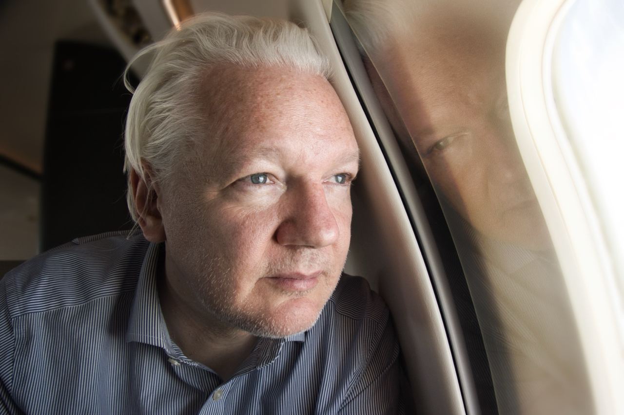Julian Assange Dibebaskan dari Penjara dan Setuju Mengaku Bersalah